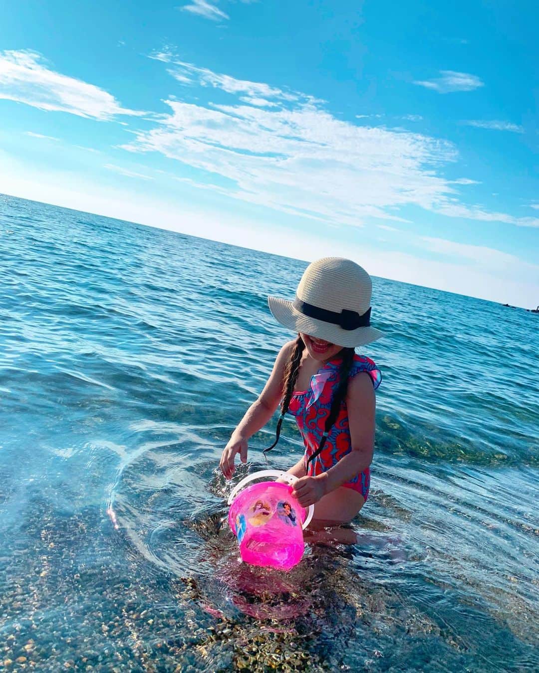 ゆん（並木優奈）さんのインスタグラム写真 - (ゆん（並木優奈）Instagram)「ピンクの水着で合わせた👙💓  りおな、2年前は海怖がってたのに もう1人で深いところ行けるし 潜れるようにもなって 海大好きになってくれた♡  らいちゃんは初海で ビビってたけど泣いちゃうことはなくて なんだかんだ楽しそうでした〜  #子供たちが可愛すぎる #早く海行きたい」7月28日 19時08分 - yunaaaaa.x