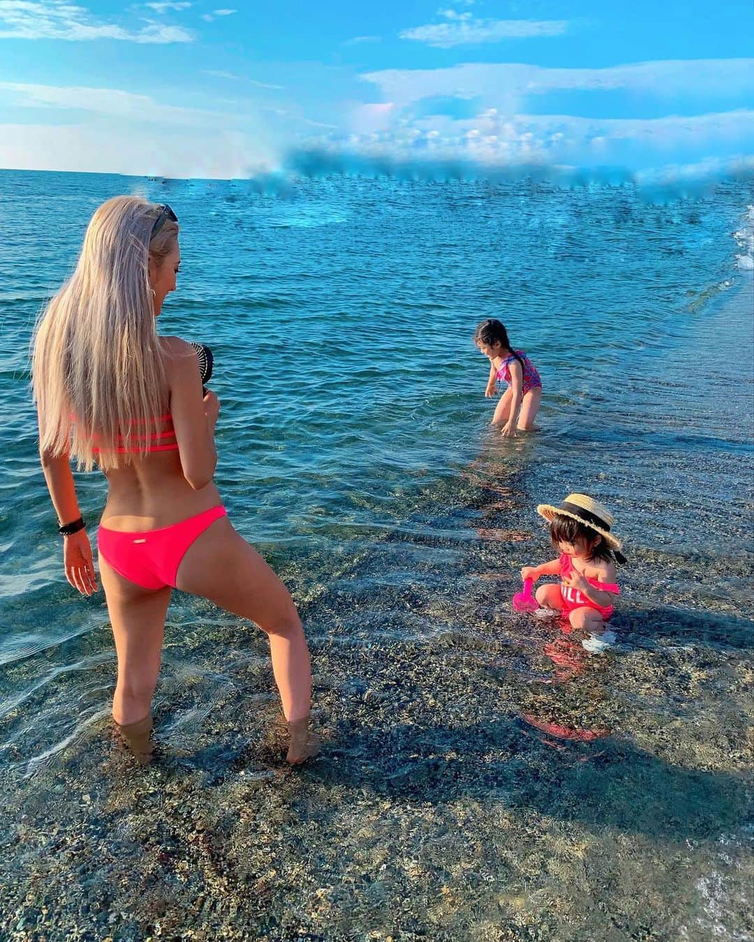 ゆん（並木優奈）さんのインスタグラム写真 - (ゆん（並木優奈）Instagram)「ピンクの水着で合わせた👙💓  りおな、2年前は海怖がってたのに もう1人で深いところ行けるし 潜れるようにもなって 海大好きになってくれた♡  らいちゃんは初海で ビビってたけど泣いちゃうことはなくて なんだかんだ楽しそうでした〜  #子供たちが可愛すぎる #早く海行きたい」7月28日 19時08分 - yunaaaaa.x