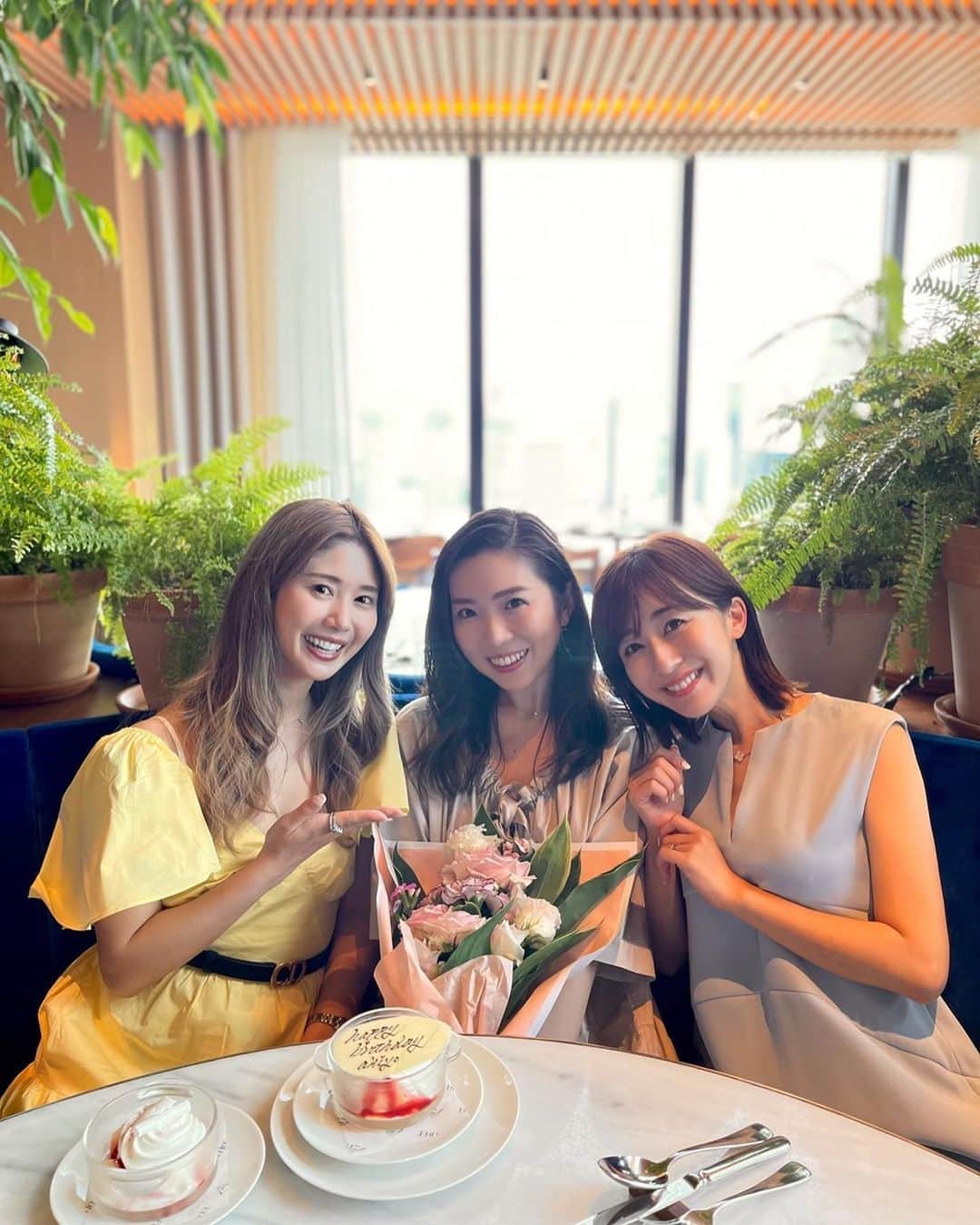 のインスタグラム：「・ 大好きな西ちゃんのお誕生日をお祝い🎂❤️ 出逢えて幸せ☺️🍀 本当におめでとう🤍🤍🤍  エディションはアフタヌーンティーもランチも どちらも大好き❣️空間も好き。 ウィークエンドランチ ボリュームもありおすすめ🍴  7-8枚目は4年前のHawaii☺️🌺 また一緒にハワイに行きたいなあ❣️ 3人で行ったハワイの想い出は どのシーンも鮮明に覚えていて そのとき流行っていた音楽も一緒に思い出す☺️🤍 2人と遊んだたくさんの濃くてキラキラした時間は 愛おしくて大事な大事な思い出❤️」