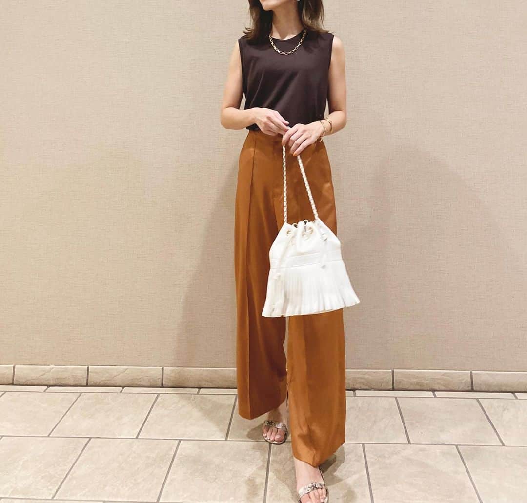 石黒美帆のインスタグラム：「⁡ * 🍊 ⁡ tops#deuxiemeclasse  pants#studious bag#jandmdavidson  necklace#zara ⁡ 大好きなサテン。 骨格ウェーブさんに合う生地なんだそう☺️ ⁡ この日は小学校のお友達とみんなでジョイポリス💫 涼しくて待ってるママ達もありがたいです🐒🧡 ⁡ ⁡ #ファッション#夏服#夏服コーデ#夏コーデ#サテン#サテンパンツ#ブラウンコーデ#オレンジコーデ#大人カジュアル#きれいめコーデ#ステュディオス#ドゥーズィエムクラス#ザラジョ#ザラジョコーデ#ゴールドアクセサリー#骨格ウェーブ」