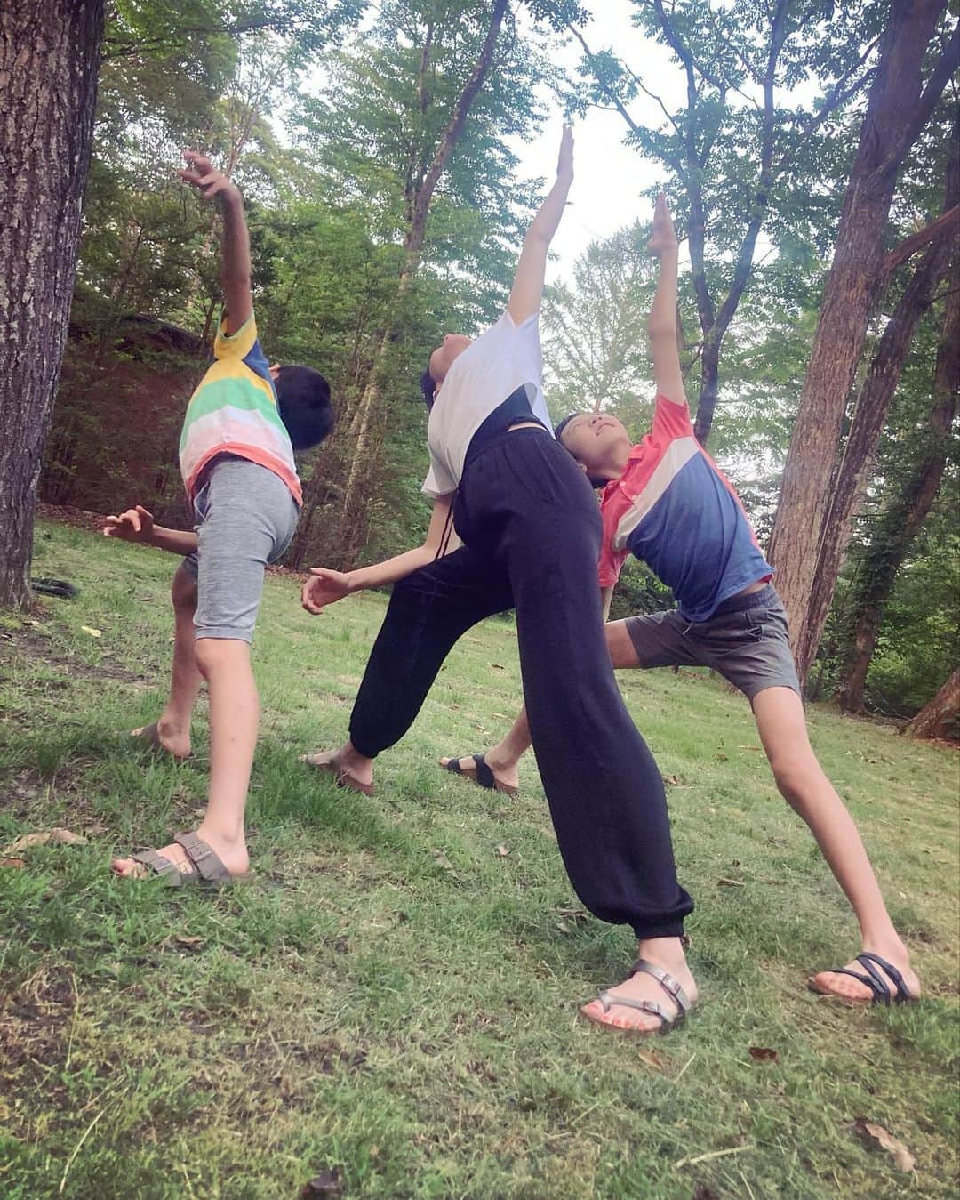 内田恭子さんのインスタグラム写真 - (内田恭子Instagram)「はい。たまにはグイーンと伸びをしましょう。  #ヨガ #yoga #空気をたくさん吸いこんで　#内田恭子 #kyokouchida」7月28日 19時32分 - kyoko.uchida.official