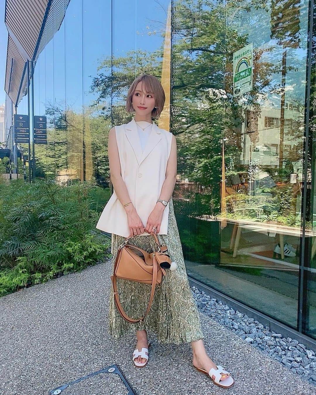 一ノ瀬恋のインスタグラム：「🤍💚  @zara  のセールで買ったスカートがお気に入りすぎてる🥰  👕&👗 @zara  👜 @loewe  👡 @hermes   #fashion  #cood #coodinate  #30代ファッション  #30代コーデ  #ショートカット #ショートボブ #ボブヘアー  #イエベ春 #骨格ウェーブ #令和2年ベビー #男の子のママ」