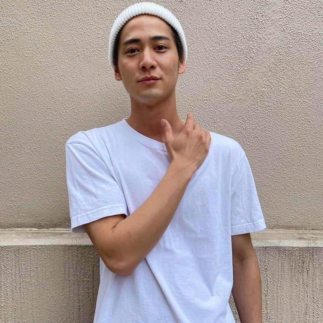 ゼロファクター公式さんのインスタグラム写真 - (ゼロファクター公式Instagram)「皆さんこんばんは🌙 さてさて、オリンピック盛り上がってますね😊 アスリートの方を見ていて思うのが、お肌キレイ✨ やっぱりツルスベのお肌は、見た目にも美しいですよね🥰 そして今回もアンバサダーの土屋様のご投稿をご紹介👍 半袖・半パンの機会も増えて気になる方は、 Zリムーバーぜひお試しくださいね🤩  Repost From @koutaro_0114 梅雨が明けると夏本番になるから 肌の露出が一気に増えるからムダ毛ケアはマスト👌🏽  Zリムーバーを使い続けてかなり毛が薄くなってきたと思う！ 継続は大事ですね。  除毛剤って女性向けのものが多くて あまり使ってこなかったんだけど、 Zリムーバーは剛毛の男性向けに作られてるらしいから 本当ごっそりって感じだよ笑 あと、この時期日焼けした肌にも使えるからオススメ！  @zerofactor_  #Zリムーバー #除毛クリーム #ムダ毛 #除毛 #ボディケア #ツルスベ肌」7月28日 19時39分 - zremover_