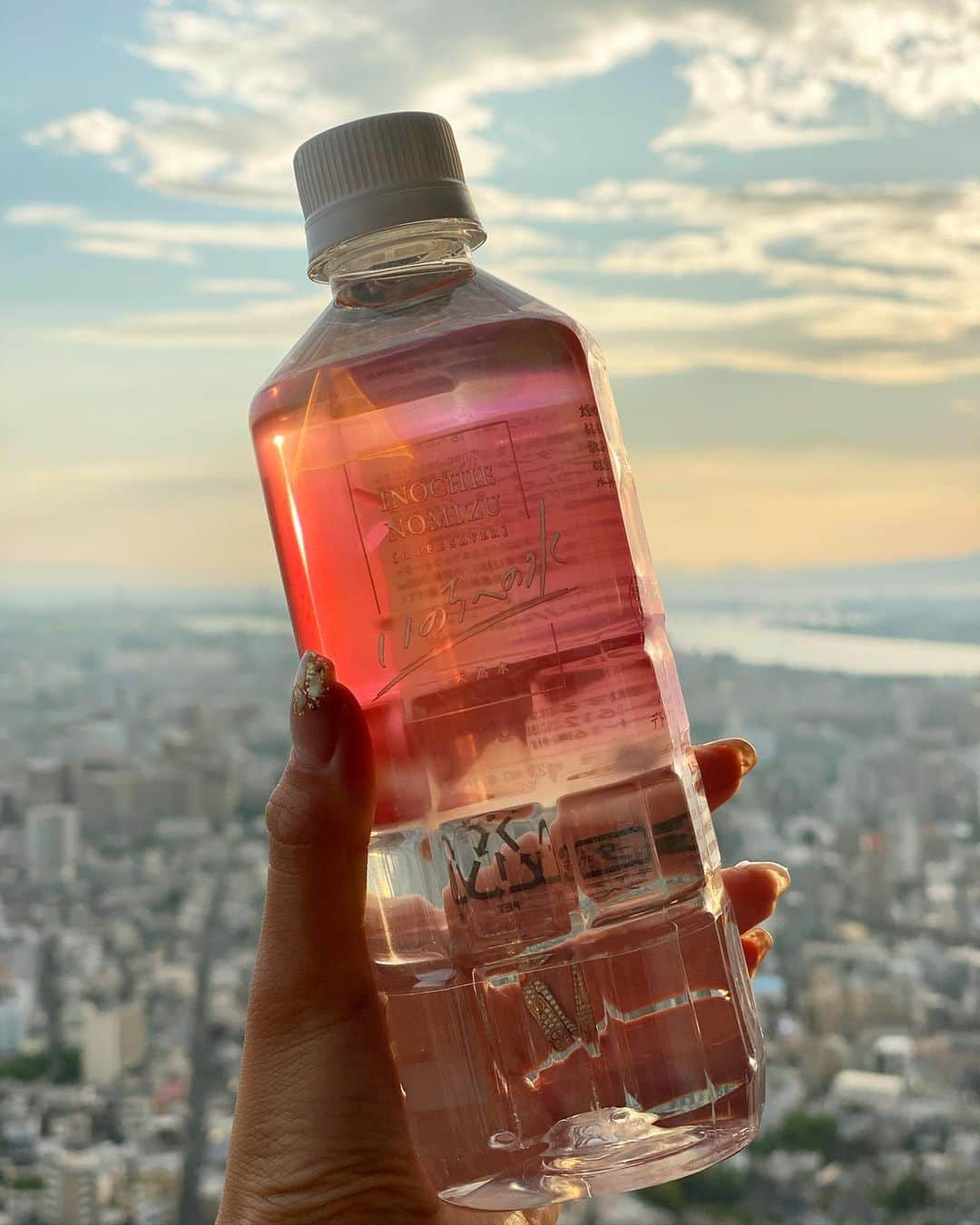 Atkのインスタグラム：「美容のために普段から気をつけてることは、お水をたくさん飲むこと！お水をたくさん摂ることで身体の老廃物を排出してくれたり浮腫みも改善されるよ😉3ℓ以上は毎日飲んでるかな！ 最近よく飲むのはシリカ＆サルフェートを含んだナチュラルミネラルウォーター💙これぞ美容のお水て感じ👼✨みんなも水分はたくさん摂るように心がけてね！  @inochi_eno_mizu  #いのちへの水 #シリカ水#サルフェート#デトックス #美容#健康 #ダイエット#健康ライフ#gethealthy #diet」