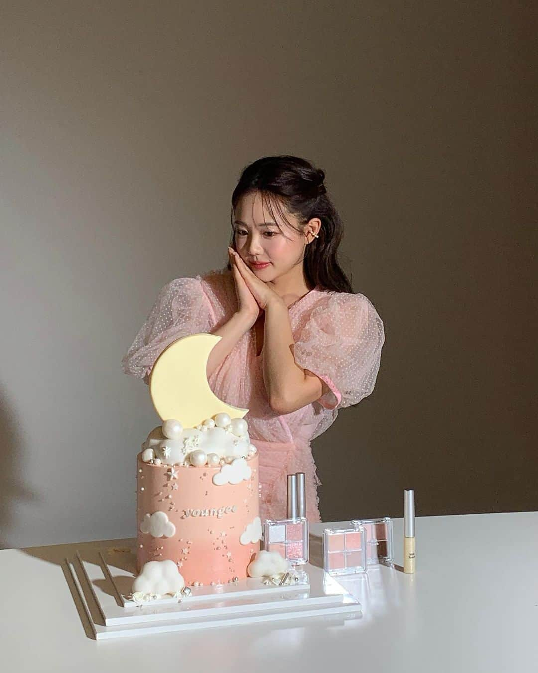 ホン・ヨンギさんのインスタグラム写真 - (ホン・ヨンギInstagram)「생일전에 받은 사랑..💛 밀크터치 고마워요ㅠㅠ..💛 화보촬영하다가 깜짝으로 생일축하해줘서 정말 감동이였어용 ㅠㅠㅠㅠ💓  거기다가 내키만한 꽃까지.. 사랑해 💫 @milktouch_official」7月28日 19時48分 - kisy0729