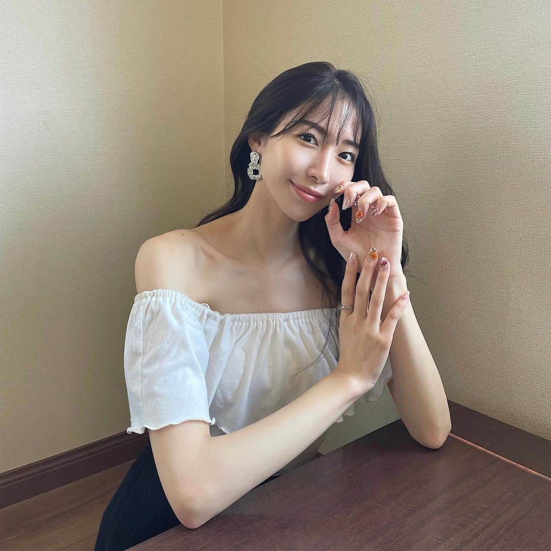 藤田麻里のインスタグラム：「NEW NAIL 💅♥️  いつもの @siii_iiiki で💅♥️  今回はドライフラワーを 入れてもらったの〜✨かわわ！ @yukahonda30 ネイル大好き✨  もう３年半ゆかさんに 毎月ネイルしてもらってるからね！  本当に信頼してるサロンです♥️」