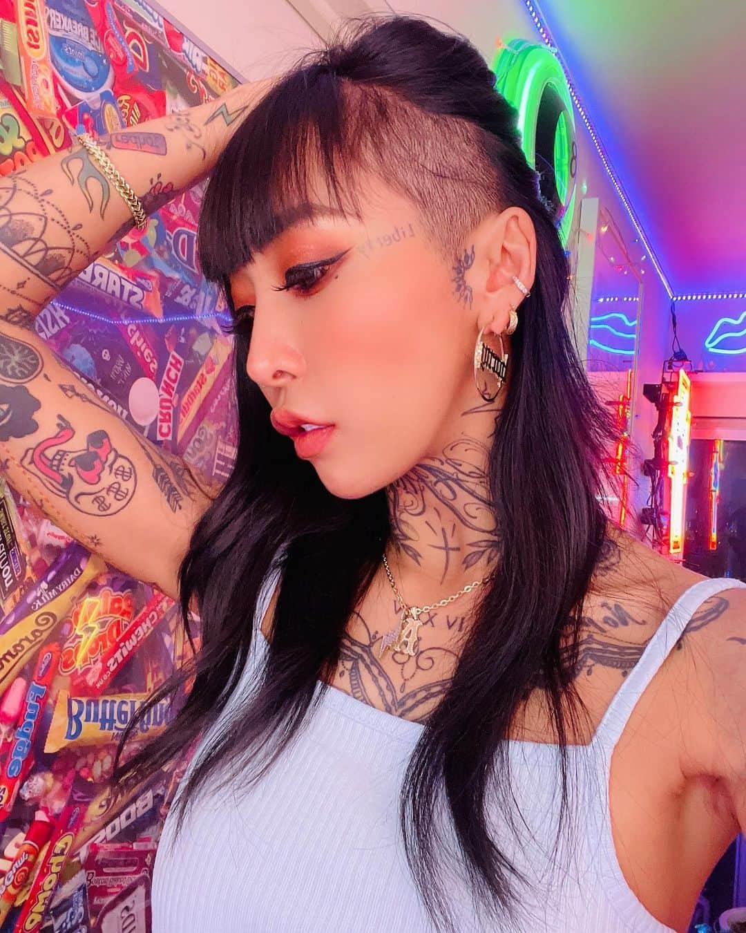 のインスタグラム：「.  New hair😈⚡️ 地毛かなり伸びたー😎🌈 W肝細胞トリートメントがサラサラになりすぎて最高だった🥺❤️ 次回もやる🥰 Kenさんいつもありがとうございます🙏🏽  @ken11rollen   #newhair #newcolor #hairstyle」