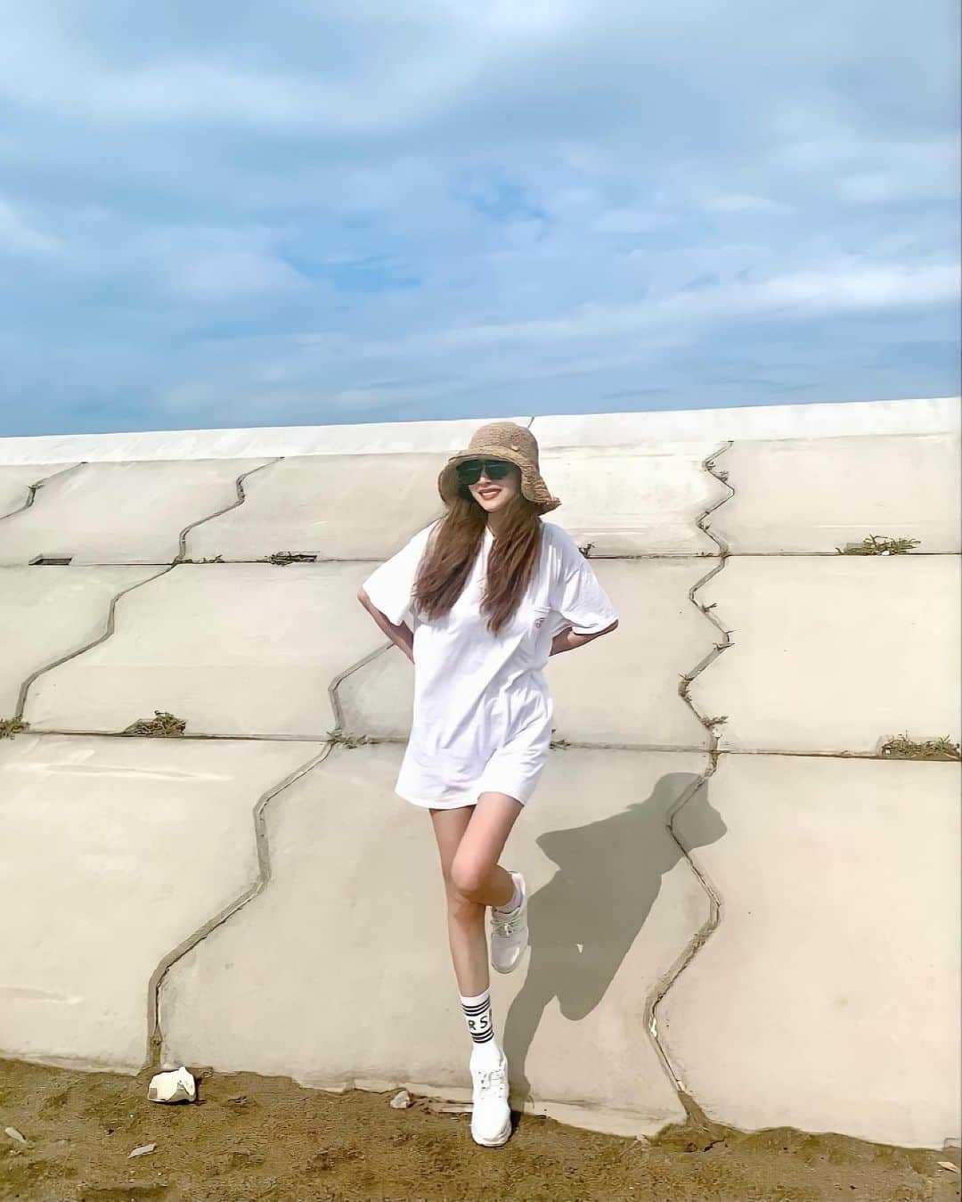 加賀美早紀のインスタグラム：「海ーっ❣️  #海 #真っ白コーデ #海コーデ #メンズtシャツ」