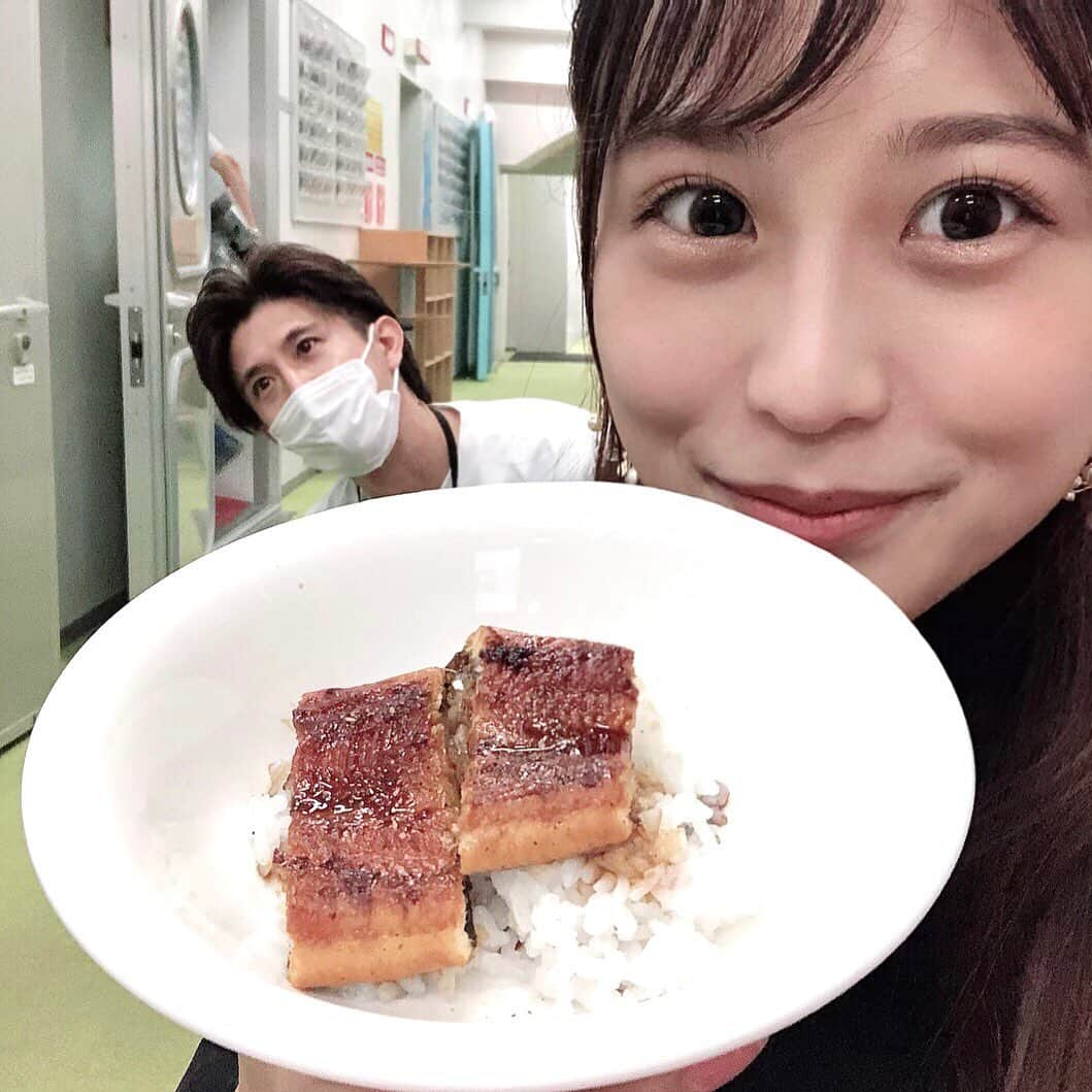 松下由依さんのインスタグラム写真 - (松下由依Instagram)「🤤🤤🤤  土用の丑の日。  アサデスラジオにて鰻いただきました。  鰻パワー✨スタミナつきますねぇ。 美味しかったです。  #鰻 #アサデスラジオ #後ろはスタッフさんです」7月28日 20時20分 - matsushita_yui_kbc