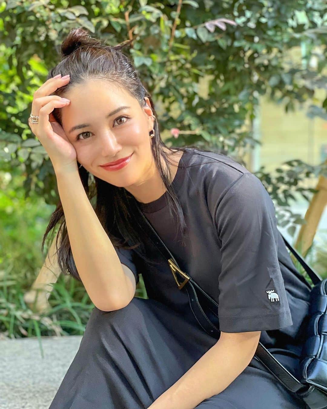のインスタグラム：「こんばんは❣️ . 今夜はカジュアルコーデスペシャル✨ 宝島社さんからご提供頂いたmoz ロングＴシャツワンピース BOOKのワンピース3色（ブラック、ココア、カフェオレ）を着回しコーデ❣️ 何とこの本一冊税込2980円🙆‍♀️ なんて素敵なプチプラワンピなのー🥺❗️ . どの色も可愛くて迷いますよね？ 何色が1番好きですか？💗 . 袖にマークがついててスリットも綺麗で動きやすい❣️これキャンプでもきれそうだ🤗❤️笑 . 宝島チャンネルサイト限定で購入できるよ💗ぜひチェックしてみてね❣️ . #りなまるコーデ #カジュアルコーデ #夏服コーデ #アクティブコーデ #ワンマイルウェア #シャツワンピース #夏コーデ #ファッション通販 #カジュアルファッション #カジュアル #casualstyle #casuals #PR #宝島社 #宝島社付録 #ムック本 #付録 #付録買い #付録目当て #プチプラ #プチプラコーデ #プチプラファッション#moz #モズ #部屋着 #ルームウェア #ワンピース #ワンピ #夏コーデ #tシャツワンピース #tシャツワンピ @multimedia_tkj @multifashion.jp」