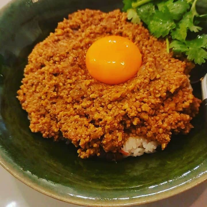 夏菜のインスタグラム：「弟がカレーマニアでスパイスとかにめちゃくちゃこだわって作ってるのをみて、レシピ教えてください!って言って作ってみたら。。。 んもーーー悶絶するうまさでした🥺❤️ おいしすぎてびっくりした😭💕 こりゃもう我が家の定番入りです🏠️ #キーマカレー #弟のレシピ #いつかYouTubeでやりますわ」