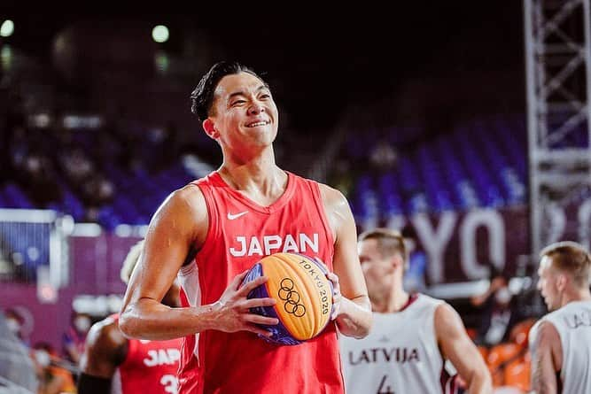 落合知也さんのインスタグラム写真 - (落合知也Instagram)「東京2020オリンピック6位で終了。 11年前ストリートボールに出会い、その中で3x3を始め、世界を相手に戦うようになり人生が大きく変わりました。 当時から夢だった東京オリンピックの舞台に立って、プレイ出来た事が本当に幸せです。 何よりもTVやSNSを通じて沢山の応援メッセージをくれた皆さんのお陰で、頑張れました。本当にありがとうございました。 夢の舞台は終わりましたが、まだまだ自分のSTREET DREAMは続きます。世界に勝ちたい。 この東京オリンピック後も続く3x3を是非一緒に盛り上げてください。 宜しくお願いします。  My Tokyo 2020 Olympics ended as 6th place. I met streetball 11 years ago. 3x3 was one of them and it was life changing for me as I started playing against the world. I am so greatful to play in my dream stage Tokyo Olympics.  I want to say thank you to all of you who supported me. Message through TV and social media pushed me more than anything. My dream stage is finished but my STREET DREAM goes on. I want to win against the world.  Please keep supporting and keep up 3x3 after Tokyo Olympics. Thank you. #3x3 #tokyo2020 #olympics」7月28日 20時52分 - ud_worm91