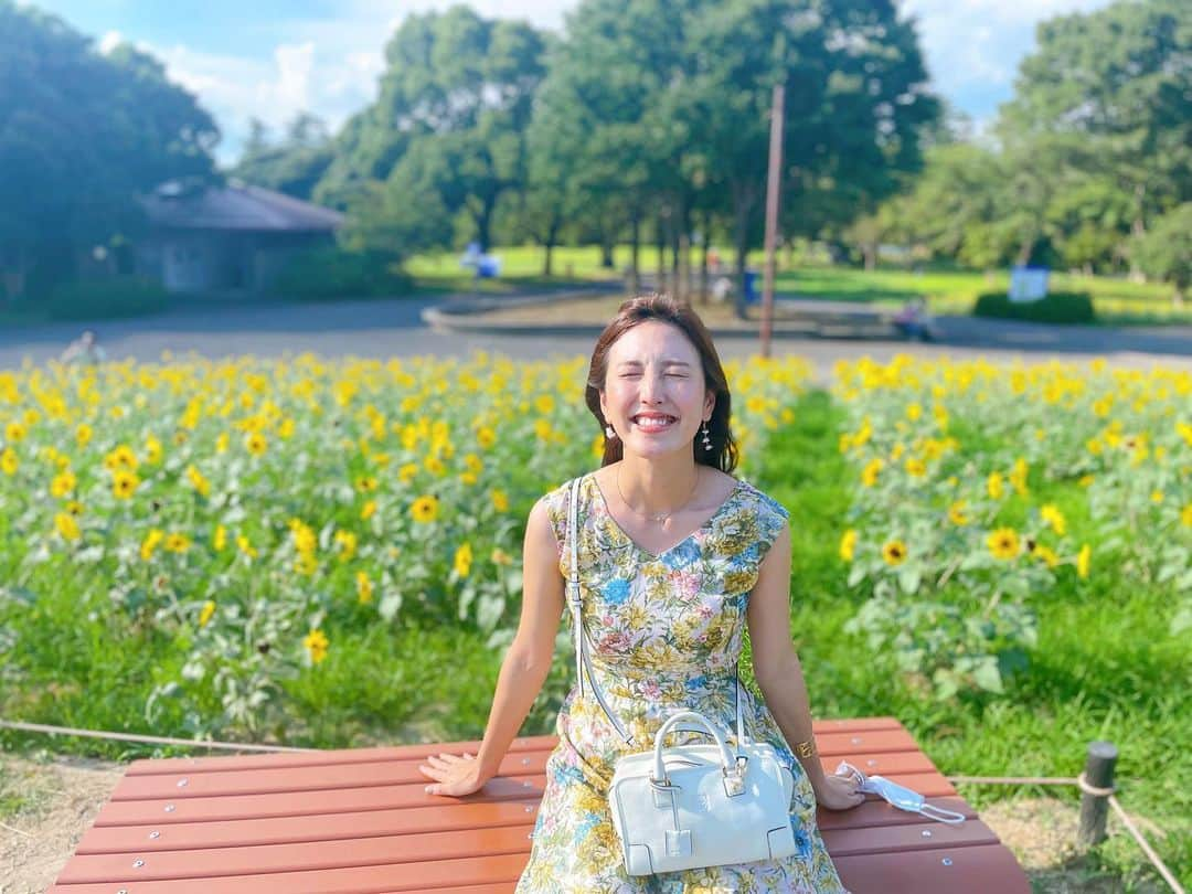 小澤陽子さんのインスタグラム写真 - (小澤陽子Instagram)「🌻🌻☺️👒  この 夏の空と、ひまわりと、緑の コントラストが大好きです…💙💛💚☁️🌿  東京オリンピックのメダリストの皆さんに渡される 花束にも、ひまわりが入っていますよね…！💐  元気をもらえます ✳︎  #どれも眩しそう #夏の空 #ひまわり畑  #エネルギーチャージ」7月28日 20時49分 - yoko.ozawa729