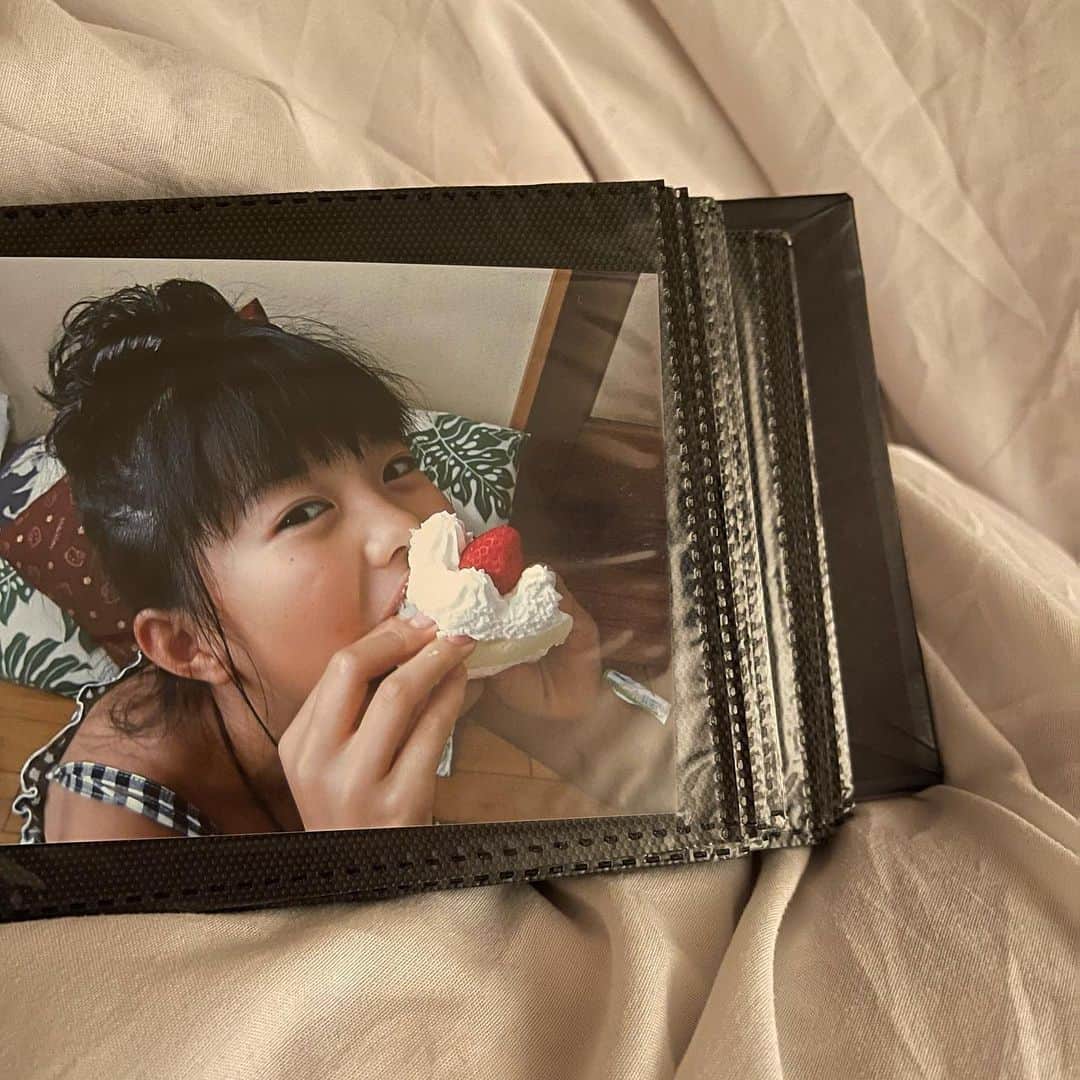 志田彩良のインスタグラム：「・ 本日22歳になりました。 偶数が好きなので、そのままでも 足しても偶数な22！最高です✌🏻✌🏻  0時になった瞬間から 沢山のメッセージありがとうございます！ DMもストーリーも頂いたプレゼントやお手紙も 全部とっても嬉しいです。 大切にします🌷  写真は、12歳、3歳、22歳 いくつになっても毎年ケーキは必ず苺です🤤」