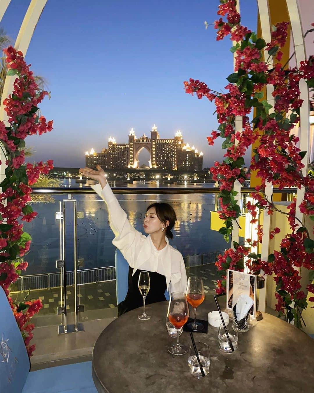 木下春奈さんのインスタグラム写真 - (木下春奈Instagram)「・ ・ Picturesque🌃🌺🥂 ・ ・ この日は凄く凄く暑かったけど、 景色が綺麗で汗だくになりながら堪能した😂💖 ・ ・ ・ #dubai#uae#trip#bar#view#travel#palmjumeirah##aizaドバイ#アラブ首長国連邦#🇦🇪#旅行#景色#パームジュメイラ」7月28日 21時24分 - haruna_kinoshita