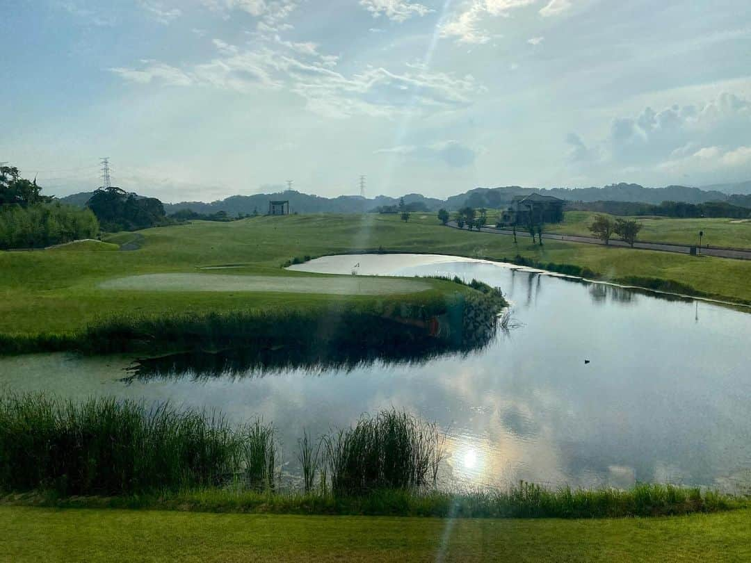 青木茉里奈さんのインスタグラム写真 - (青木茉里奈Instagram)「⛳️🍃 今日のラウンドは、71(33.38)でした🏌️‍♀️フィーリング的にはまずまず！調子は良いです。少し調整したら絶好調までもっていけそう！ 来月に向けて、まだここを保ちたい。 スタートが早かったので、久しぶりにアロマオイルリンパマッサージにも行けました✨ いつ振りかな？1人カラオケで1時間だけ発散したので、明日に備えてまたセルフケアして寝ます💤 ・ goodnight🌙 _ _ _ _ _ _ _ _ _ _ _ _ _ _ _ _ _ _ _ _ _ _ _ _ _ _ _ _ #golf #training #oilmassage」7月28日 21時24分 - marinaaoki28