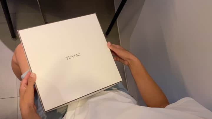 のインスタグラム：「#제품협찬  최애 화장품 연작❤️ @yunjac.official  처음에 선물 받아서 써봤는데  너무 좋아서 미국 갈 때 2세트씩 원하는 종류만 왕창 사서 투어때 계속 썼어요! 진짜 내돈내산으로 많이도 사서 사은품도 많이 받았었죠😎 제품을 다 써서 다시 사야 하던 찰나에 또 선물 받았어요😍🎁  감사합니다❤️  다 쓰고나면 또 사야지 🎵 🎶  #연작은믿고씁니다 #제품다좋아요진짜」