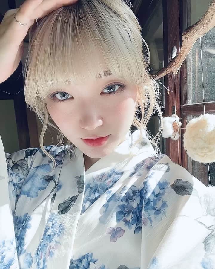 柊里杏のインスタグラム：「昨日は、浴衣を着ました〜 台風の予報のはずが、とてもいい天気に。」