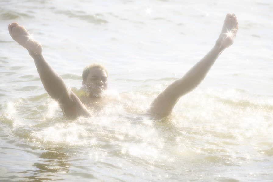 福田愛大のインスタグラム：「今年の初の海はとてもラブソースウィートでした🌞🌞💕暑すぎる撮影でした！ でもそんな僕をカメラマンさんが優しくしてくれて人間に帰れた気分になり翼が与えられたとどうじに膝から人工芝が生えてきてビックリしました⁉️って話し😆💕」