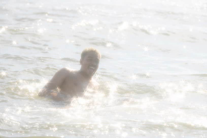 福田愛大さんのインスタグラム写真 - (福田愛大Instagram)「今年の初の海はとてもラブソースウィートでした🌞🌞💕暑すぎる撮影でした！ でもそんな僕をカメラマンさんが優しくしてくれて人間に帰れた気分になり翼が与えられたとどうじに膝から人工芝が生えてきてビックリしました⁉️って話し😆💕」7月28日 21時56分 - aiofukuda_