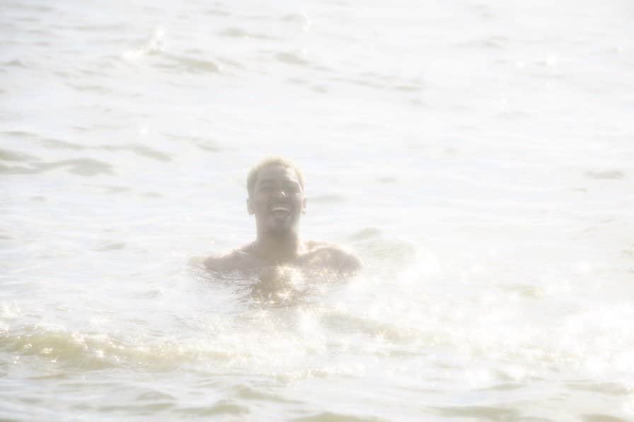 福田愛大さんのインスタグラム写真 - (福田愛大Instagram)「今年の初の海はとてもラブソースウィートでした🌞🌞💕暑すぎる撮影でした！ でもそんな僕をカメラマンさんが優しくしてくれて人間に帰れた気分になり翼が与えられたとどうじに膝から人工芝が生えてきてビックリしました⁉️って話し😆💕」7月28日 21時56分 - aiofukuda_