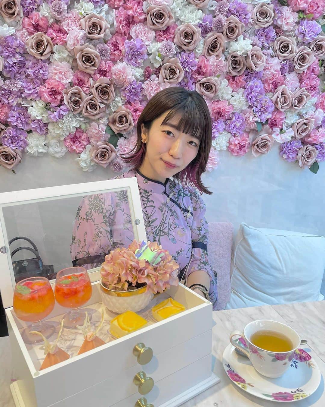 ぱいぱいでか美のインスタグラム：「butterfly afternoon tee🦋 . ちょっと前の写真になっちゃうんですが 繭さん @mayumayu1008 が誘ってくれて Ginger Garden Aoyamaのアフタヌーンティーにお邪魔しました🫖 Butterfly🦋なので描かれてるワンピでいったよ✌🏻 仕事あって最後の方で顔出す感じになりそう😭てなってたのに 私のダチは優しいのでめちゃくちゃケーキとか置いといてくれました😭 見た目も可愛い上に味ももちろん美味しいから 後半から来たとは思えない勢いで食べたよね😭笑 フレーバーを混ぜながら飲むお紅茶もおいしかった！ 可愛い空間に可愛い服着て行こうって思えるの 精神の研ぎ澄まし的にもすごくよかったです…💎 あとこのときに繭さんと約束したおかげで機種変できた😂笑 なんでも誰かと約束にしたほうがいいぜ… . #afternoontea #gingergardenaoyama」