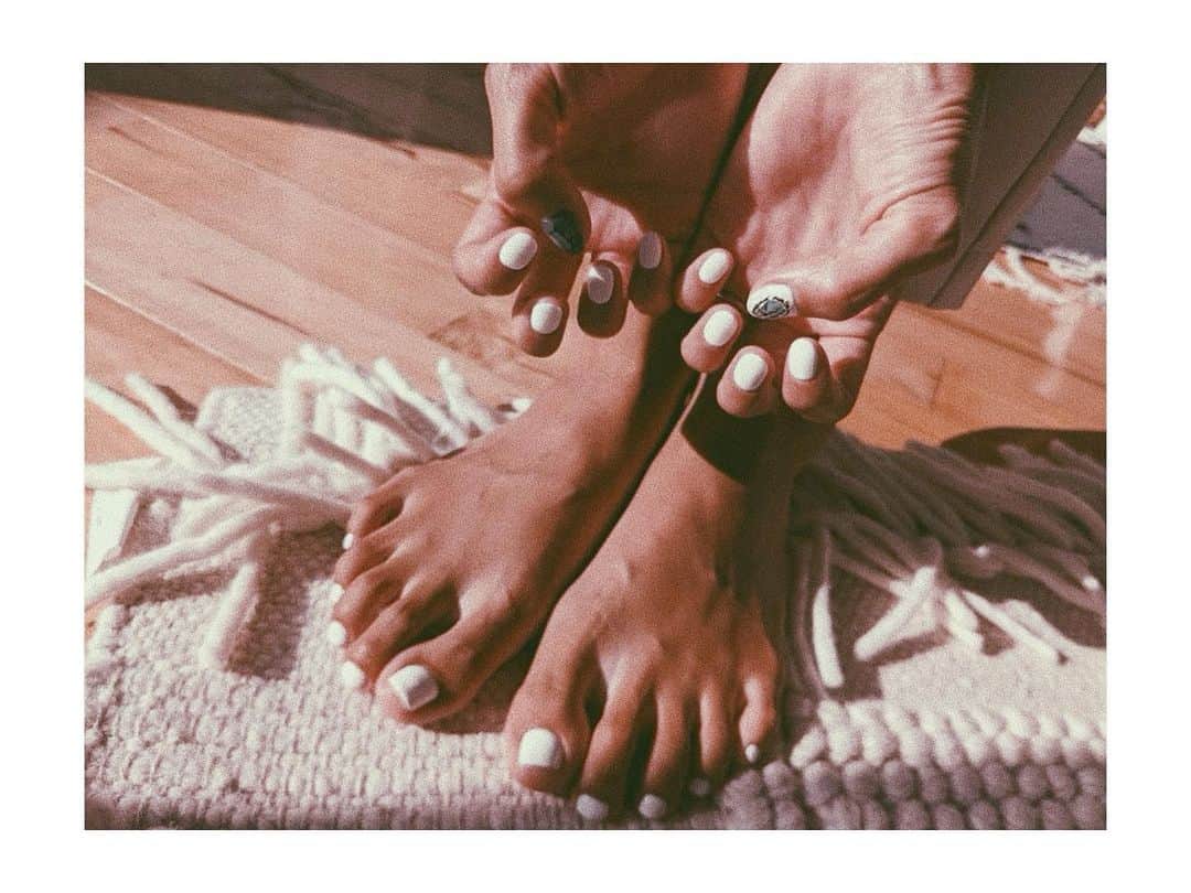 馬詰まほのインスタグラム：「New nail 💅🏾 white × turquoise🤍🦋 Thank u !!! @asaasa320 / @homeshichirigahama」