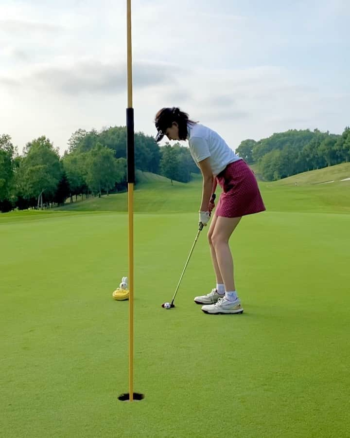 ガランダサーのインスタグラム：「⁡ パター試行錯誤中🙌⛳️ いつもと何かが変わったの、わかるかなー😋？ ⁡ まだ慣れてないから、 へなちょこパットしております🙈 早くものにしたい！！！🔥」