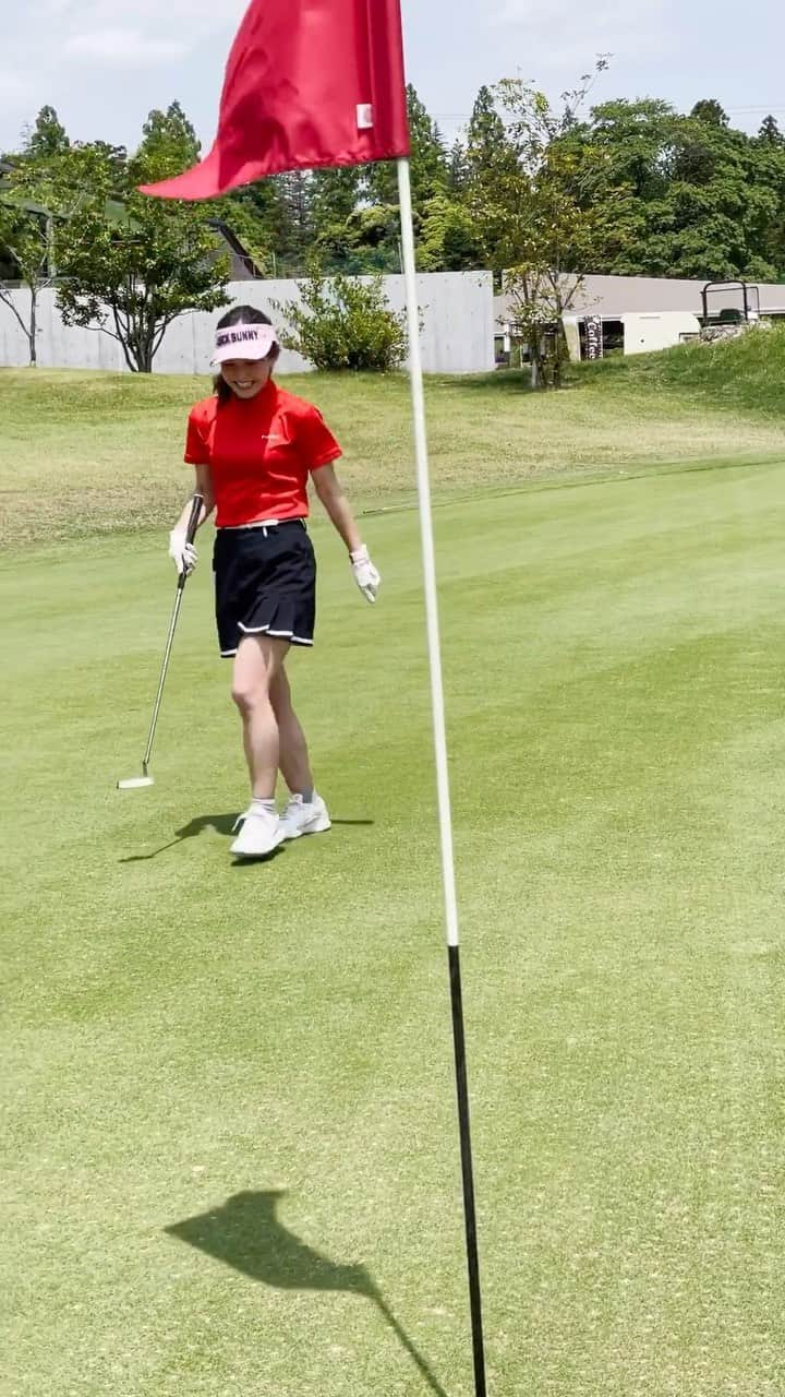 中庄司愛希のインスタグラム：「おはようございます☀  ラウンド動画⛳️  四街道ゴルフ倶楽部 INコース18番ホール PAR3  パター苦手だけどここはワンオン、ツーパットでナイスパーでした⛳️☺︎  #ゴルフ #ゴルフスイング #ゴルフ動画 #PAR3 #四街道ゴルフ倶楽部 #ジャックバニー #jackbunny #FIDRA #ゴルフ初心者 #ゴルフ女子 #golfgirls #ゴルフ #골프 #高尔夫  #golf #ゴルフビギナー #instagolf #ラウンド #ゴルフウェア #ゴルフラウンド #ゴルフスイング動画 #ユーティリティ #ユーティリティショット #動画 #スイング動画 #ショートホール」