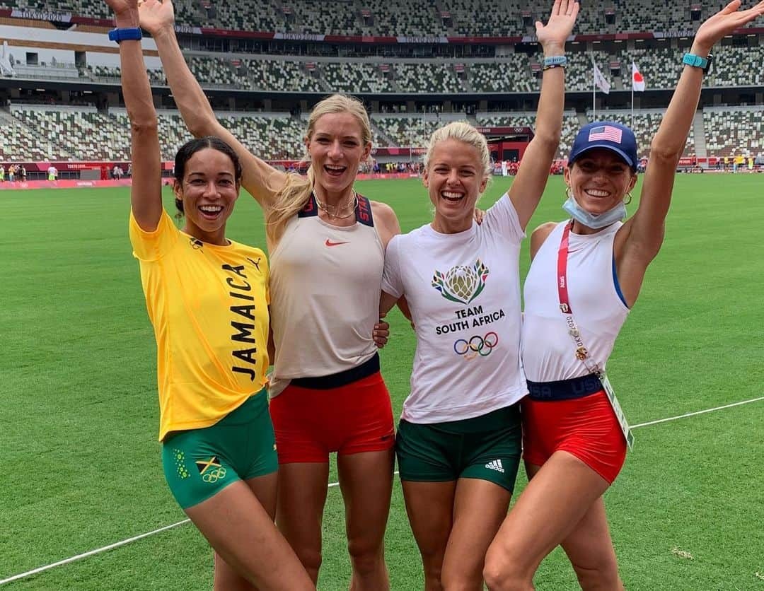 エマ・コバーンさんのインスタグラム写真 - (エマ・コバーンInstagram)「I don’t always hang out with my friends in Tokyo, but when we do we just casually drape ourselves through any Olympic Rings we can find @corymcgeeruns @domscottrunsa @aishapraughtleer (Also swipe to see joe photoshopped into our group pic 🤣). Action starts tomorrow with Dom in the 5k, then I’m in the steeple on August 1st, then Aisha and Cory in the 1500m on August 2nd! #olympics #tokyo #teamboss」7月29日 8時40分 - emmacoburn