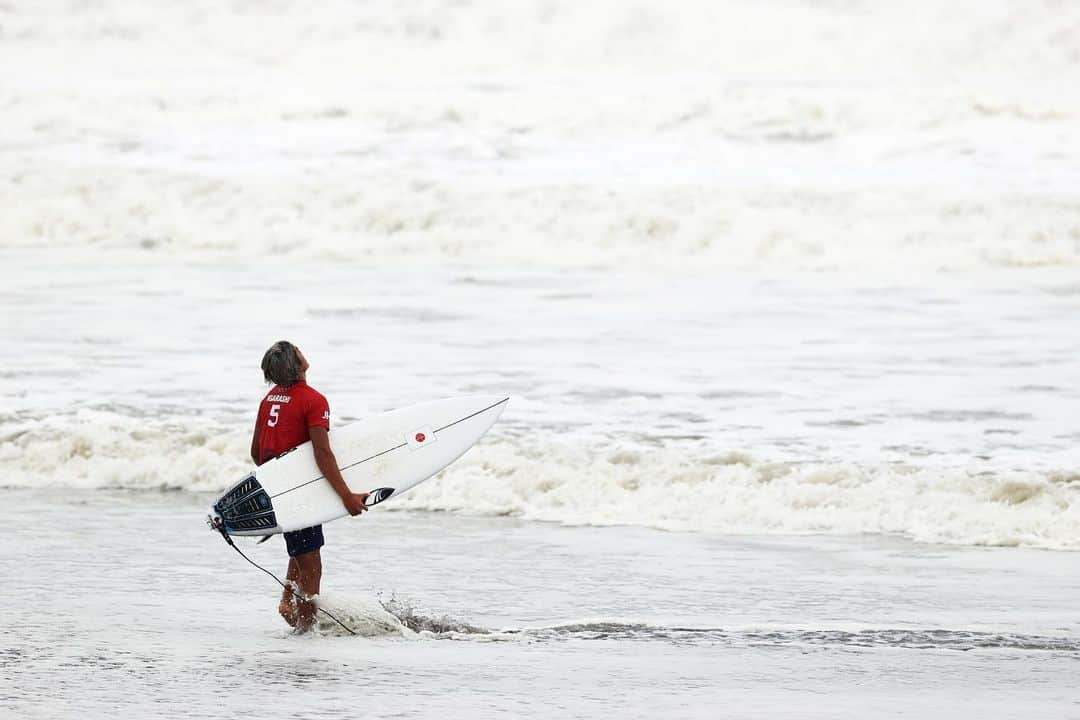 五十嵐カノアさんのインスタグラム写真 - (五十嵐カノアInstagram)「What a journey! I can’t stop smiling from the positive messages and love from everybody. Finally sinking in. Although surfing is an individual sport and I’m the one holding the medal, it’s team work. I wish everyone in my corner could come up on the podium with me and have a piece of the medal. There are so many people around me that work countless hours and dedicate so much for me. You all know who you are, this is ours. To my family and friends, we did it! Words will never describe what this means to me and how proud I am to be able to show this medal and celebrate it. To my fellow competitors also, we did it! 😂. Who would have thought we would be in the Olympics fighting for medals, I’m so proud to be a surfer and I think we represented our sport well this week. Mission accomplished. love」7月29日 8時38分 - kanoaigarashi