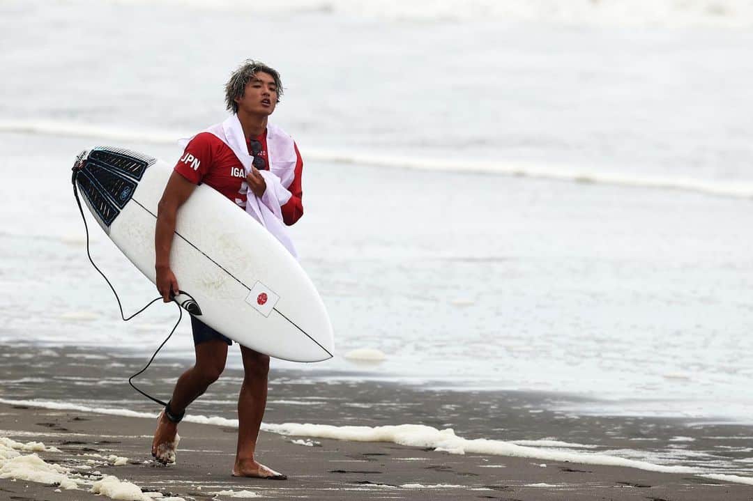五十嵐カノアのインスタグラム：「What a journey! I can’t stop smiling from the positive messages and love from everybody. Finally sinking in. Although surfing is an individual sport and I’m the one holding the medal, it’s team work. I wish everyone in my corner could come up on the podium with me and have a piece of the medal. There are so many people around me that work countless hours and dedicate so much for me. You all know who you are, this is ours. To my family and friends, we did it! Words will never describe what this means to me and how proud I am to be able to show this medal and celebrate it. To my fellow competitors also, we did it! 😂. Who would have thought we would be in the Olympics fighting for medals, I’m so proud to be a surfer and I think we represented our sport well this week. Mission accomplished. love」