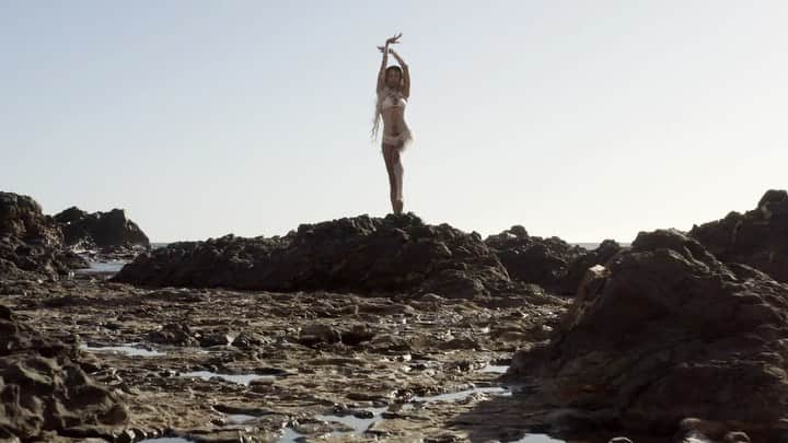 Bodine Koehlerのインスタグラム：「VAMOS A EXPLOTARTE LAS BOCINAS EN AGOSTO #ESTARAQUI 🪐🧝🏽‍♀️」