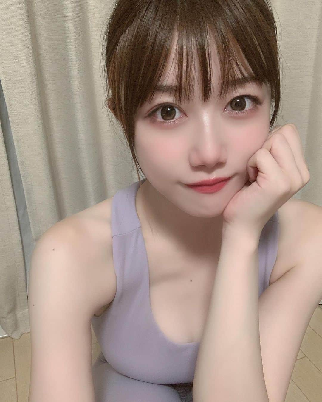 小湊優香さんのインスタグラム写真 - (小湊優香Instagram)「めちゃくちゃ可愛いウェアを手に入れたっ💓 ⁡ 韓国の @skullpig_official_japan さんの🥺 色味がどタイプだし手触りがめっちゃ気持ち良いの！ ⁡ デザインも色味も豊富でめちゃくちゃ悩みました！（笑） ⁡ 私は Tension Plax Uネックハーフトップ Tension Plax ウエストロゴレギンス を選びました😌✨ ⁡ 8/8の撮影会に向けてトレーニング頑張るぞっ❣️ ⁡ #brandbuildershop_jp #SKULLPIG  #トレーニングウェア  #ジム女子  #筋トレ女子」7月29日 0時25分 - y.miranic