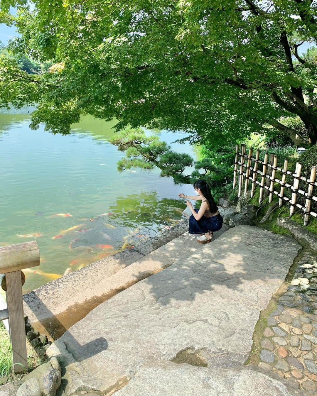 長谷川晴奈さんのインスタグラム写真 - (長谷川晴奈Instagram)「夏だね〜🎐☀️  #岡山　#岡山県　#後楽園 #鯉　#鯉の餌やり　#夏」7月29日 1時22分 - haruna_hasegawa71