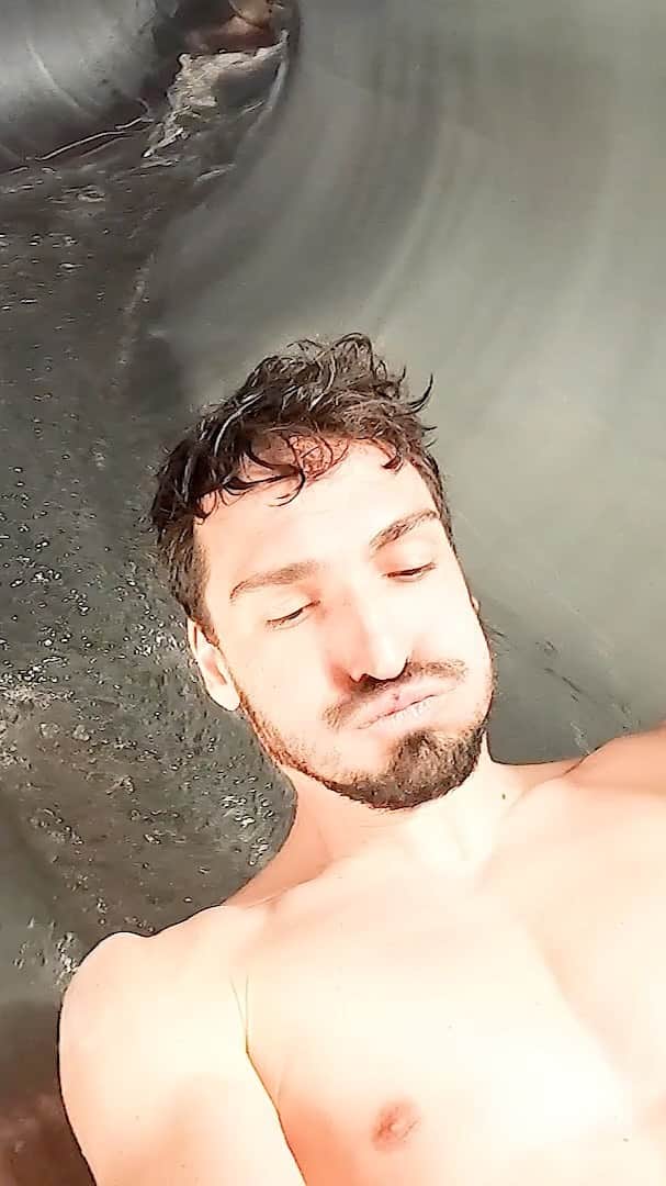 マッツ・フメルスのインスタグラム：「Zurück beim BVB, und auch zurück mit einer neuen #ThoMats Challenge, die wir vor ein paar Wochen aufgenommen haben! Dieses Mal aus dem Rutschenparadies - viel Spaß! 😅😅🌊 @esmuellert」