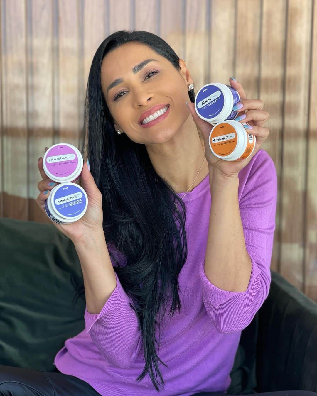 ジャケリネ・カルバリョのインスタグラム：「Amores, vocês já pararam para pensar nos benefícios das vitaminas?  Elas são ótimas aliadas da saúde. Eu estou amando as vitaminas da @vsebrasil. Melhoram a pele, cabelos, a imunidade, ajudam a regular o sono, você dorme melhor e curte o dia com muito mais energia!   E se antes a gente tinha toda aquela confusão para saber qual vitamina tomar, agora tá tudo diferente!  Porque a Vitamine-se @vsebrasil é a primeira loja online de vitaminas do Brasil a unir a inovação da inteligência artificial com a experiência de nutricionistas!   Agora você pode comprar vitaminas de um jeito personalizado e o melhor: sem sair de casa!   Você acessa o site: vitaminese.com.br, responde um quiz super prático, com perguntas feitas por nutricionistas e ao final, indicam as vitaminas certas para você!   Leva menos de 5 minutinhos e os resultados são incríveis! O que você está esperando para revolucionar sua saúde e cuidados? Peça já o seu! Aproveita que com o cupom JAQUE10 você garante um super desconto!   Vitamine-se não é remédio!*  #publicidade」