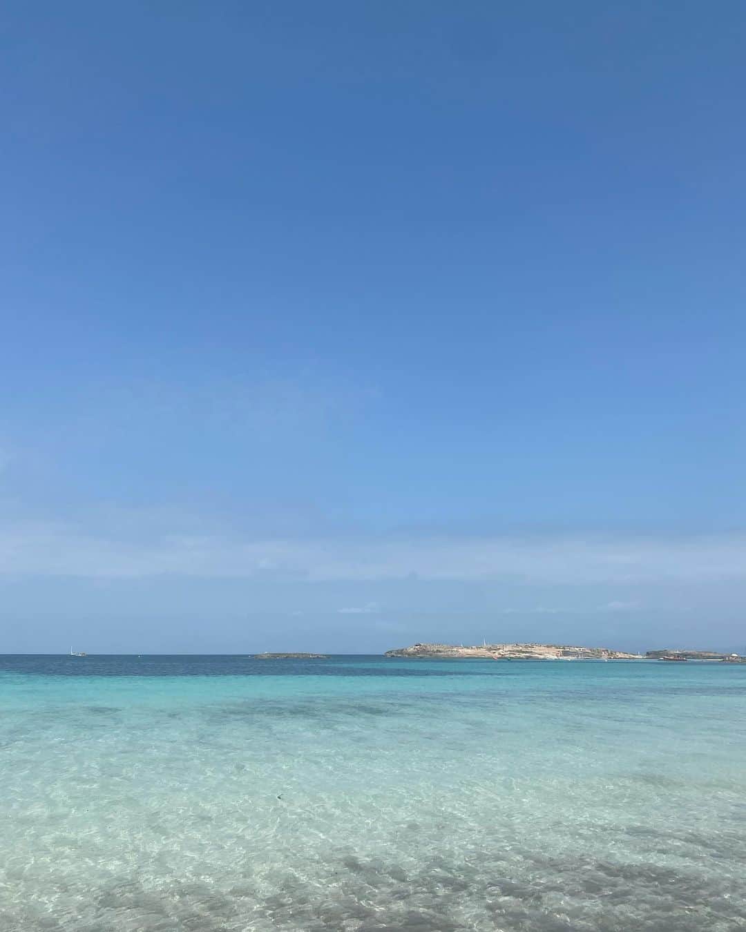 Nicky Gileさんのインスタグラム写真 - (Nicky GileInstagram)「Formentera, Spain 🇪🇸 a little island off the island of Ibiza. we love it there」7月29日 6時42分 - nickygile