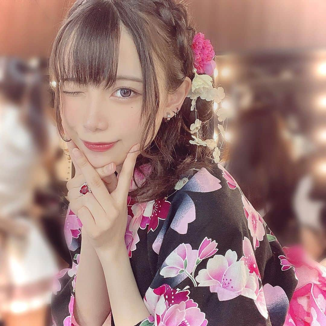 あかせあかりさんのインスタグラム写真 - (あかせあかりInstagram)「浴衣レンタルした時の〜🌸 毛先巻いて前髪の上あたりの毛を編み込みで一周してサイドでお団子してます🤭  #あかせあかり  #浴衣ヘアアレンジ  #浴衣  これ一昔前の柄だったらしいw」7月29日 7時16分 - akaseakari_official