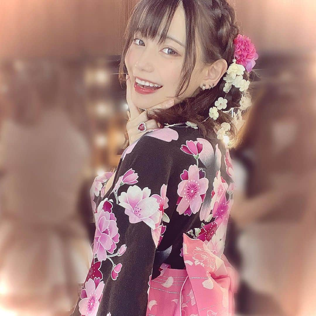 あかせあかりさんのインスタグラム写真 - (あかせあかりInstagram)「浴衣レンタルした時の〜🌸 毛先巻いて前髪の上あたりの毛を編み込みで一周してサイドでお団子してます🤭  #あかせあかり  #浴衣ヘアアレンジ  #浴衣  これ一昔前の柄だったらしいw」7月29日 7時16分 - akaseakari_official