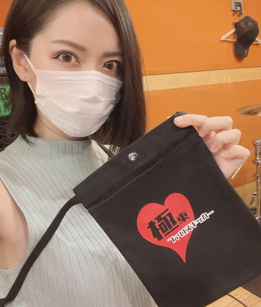 ERYさんのインスタグラム写真 - (ERYInstagram)「8月7日の極東ファロスキッカー独演会、つまり「初ワンマン」にて、初グッズも販売されます！ 初めて尽くし！！ まずこちら、サコッシュ。 めちゃくちゃ丁度良いサイズ、そしてバンドのイメージとは裏腹に可愛いデザイン、使いやすい。笑  メインの入れる所は上部にスナップボタンがあり、外側にはポケット。 今日リハーサルでサンプルを貰ってから半日使ってみましたが、 メインポケットに手帳とお財布とリップを入れて、外ポケットにスマホを入れてバッチリな感じ。 2000円でございまーす！  ちなみに帰りにコンビニでスイカバーとブラックサンダーチョコミントアイスを買いましたが、2本ともメインポケットに入りました。 スイカバーが長いのでスナップボタンは留められませんでした。笑 #極東ファロスキッカー #ファロキ #灼熱の独演会 #ワンマンライブ #初ワンマン #サコッシュ #ポケットのない服の時に異常に便利 #またミントグリーンの服着てる #チョコミントも食べてる #やっぱり」7月29日 7時19分 - bass_ery