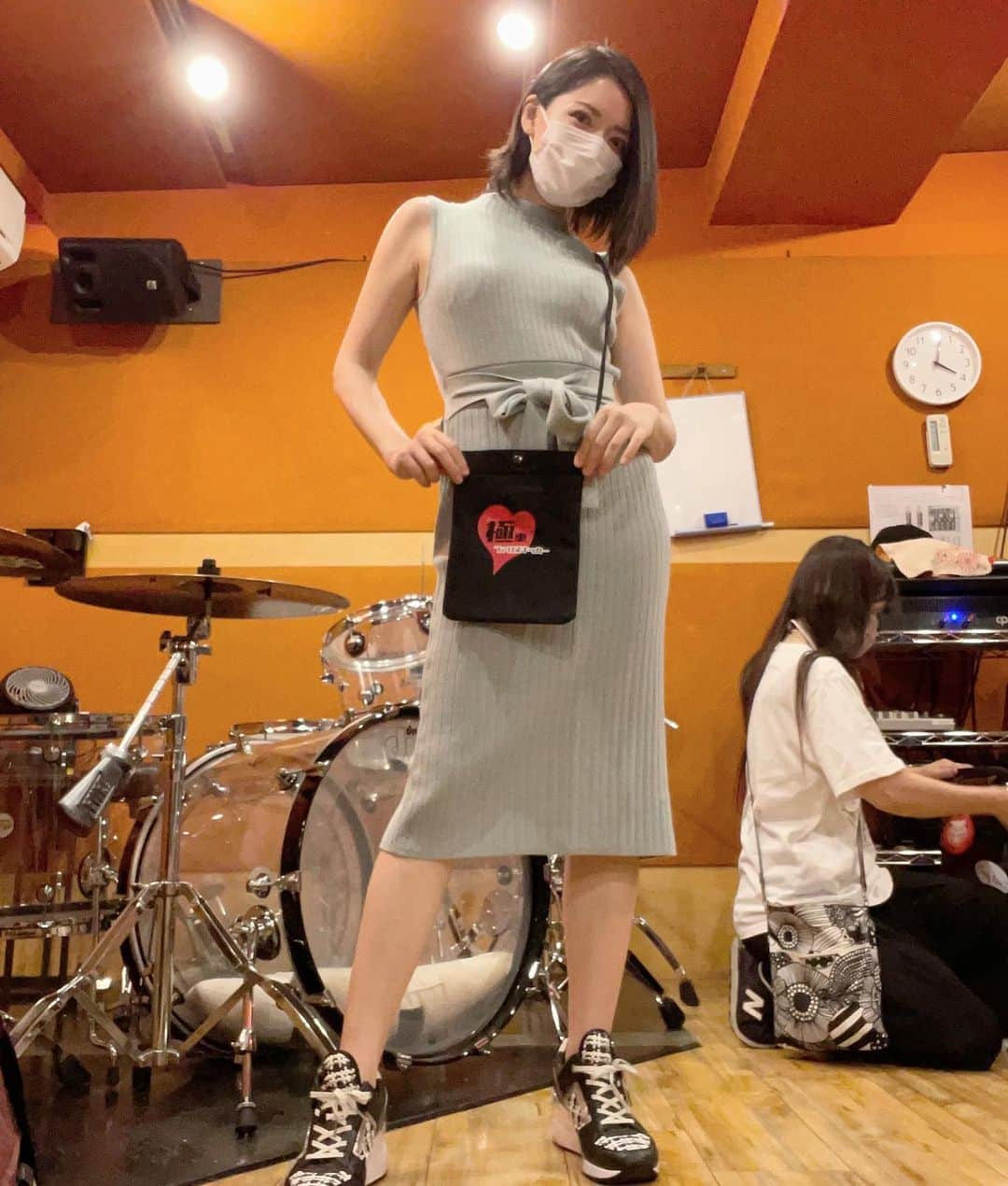のインスタグラム：「8月7日の極東ファロスキッカー独演会、つまり「初ワンマン」にて、初グッズも販売されます！ 初めて尽くし！！ まずこちら、サコッシュ。 めちゃくちゃ丁度良いサイズ、そしてバンドのイメージとは裏腹に可愛いデザイン、使いやすい。笑  メインの入れる所は上部にスナップボタンがあり、外側にはポケット。 今日リハーサルでサンプルを貰ってから半日使ってみましたが、 メインポケットに手帳とお財布とリップを入れて、外ポケットにスマホを入れてバッチリな感じ。 2000円でございまーす！  ちなみに帰りにコンビニでスイカバーとブラックサンダーチョコミントアイスを買いましたが、2本ともメインポケットに入りました。 スイカバーが長いのでスナップボタンは留められませんでした。笑 #極東ファロスキッカー #ファロキ #灼熱の独演会 #ワンマンライブ #初ワンマン #サコッシュ #ポケットのない服の時に異常に便利 #またミントグリーンの服着てる #チョコミントも食べてる #やっぱり」