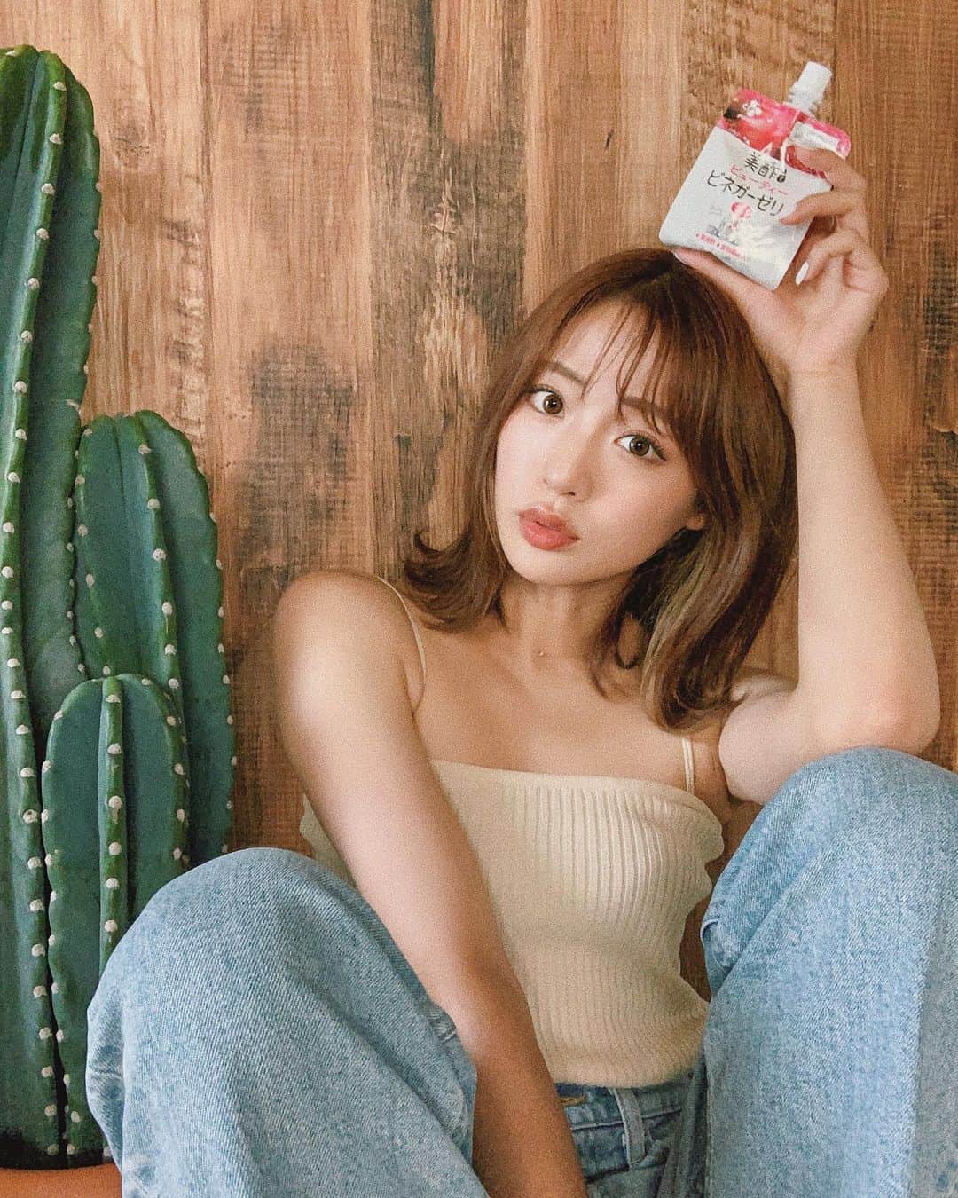 志田友美（ゆうみん）のインスタグラム：「🌻‪✌︎‪✌︎  100％果実発酵のお酢から作られたビューティビネガー美酢(ミチョ)からゼリータイプ出たよ🌼  コンビニでも売ってるから持ち運びに✌🏽 美味しいのに約50Kcalなのは嬉しいよね🌻  お酢は疲労回復の効果があるから夏にぴったりよ✌︎  #美酢#ビューティーチャージ#ビネガーゼリー#ミチョ#ビューティービネガー#pr @micho.jp_official」