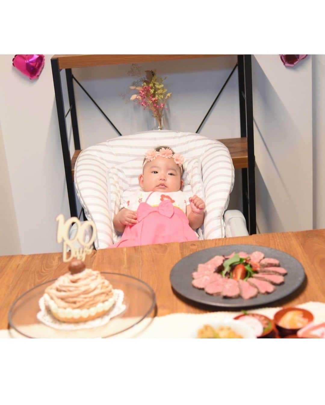 森脇亜紗紀さんのインスタグラム写真 - (森脇亜紗紀Instagram)「#お食い初め 🌸🥢 ・ 娘の百日の御祝いをしました👨‍👩‍👧💓 最近は、首もほぼ座ってきて たくさんお喋りしたり、 何よりこっちが笑ってしまうほど 愛嬌のいい娘👶🏻💗笑 健康にすくすく成長してくれている事に 本当に感謝です☺️ ・ " 一生、食べ物に困りませんように " と願いを込めて、お料理も全て手作りしました✨ 娘と一緒にご飯が 食べられる日が楽しみだなぁ🥰 百日おめでとう❤️ #お食い初め#お食い初めメニュー #百日祝い#祝百日#100days #料理#手作りご飯#お家ご飯 #お菓子作り#モンブラン #cooking#asakitchen #子育てグラム#子育てぐらむ #ベビスタグラム#赤ちゃんのいる暮らし  #女の子ママ#ベビスタグラム またお食い初めのお料理も載せますね☺️」7月29日 16時57分 - asaki516