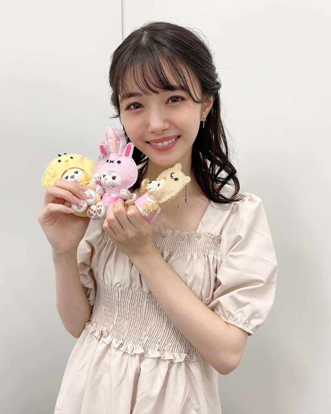 市川美織さんのインスタグラム写真 - (市川美織Instagram)「ファンの子がね💗  フレモンちゃんLINEスタンプを元に"ダッフィーフレンズ"に"フレモンフレンズ"の被り物を作ってくれたの〜🥰  とっても可愛くて可愛くてお家に飾ってます✨  お手紙やプレゼントはやっぱり幾つになってもとっても嬉しいです‼︎  会えない今だからこそ、さらに繋がってるって実感があって心が温まります♪  いつもありがとうございます✨  #grl #グレイル #プチプラ #低身長コーデ」7月29日 16時50分 - miori_ichikawa