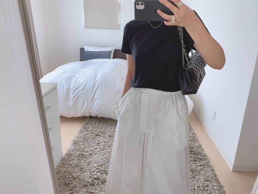 eri.khtnさんのインスタグラム写真 - (eri.khtnInstagram)「モノトーンコーデ●○   セールで買ったコットンのスカート、透け感が気になるけど涼しいから🙆‍♀️  tops #auralee skirt #astraet_jp  bag #chanel」7月29日 17時34分 - eri.khtn