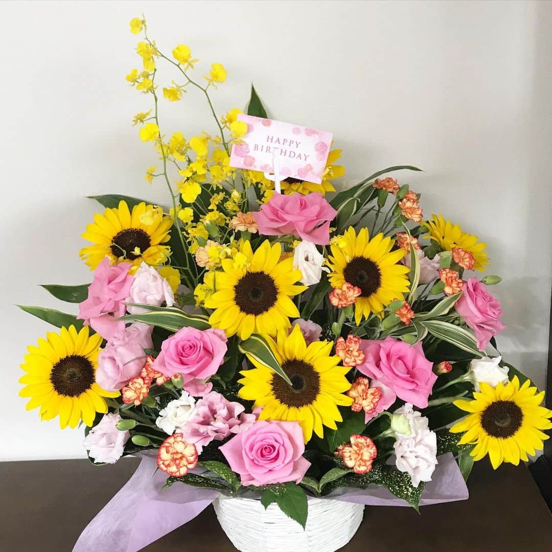 岡村孝子さんのインスタグラム写真 - (岡村孝子Instagram)「今日は第二の誕生日です。  2才になりました〜！！ 2019年　7/29に臍帯血移植をしてから2年✨  昨年はここにいられることが、ただただ奇跡・・・でした。  今年はゆっくりゆっくりマイペースで活動できるまでになりました。  今は9/7(火)の復帰コンサートで皆さんと会える瞬間を思い浮かべてワクワクしながら過ごしています🥺  day 730」7月29日 17時37分 - okamuratakako_official