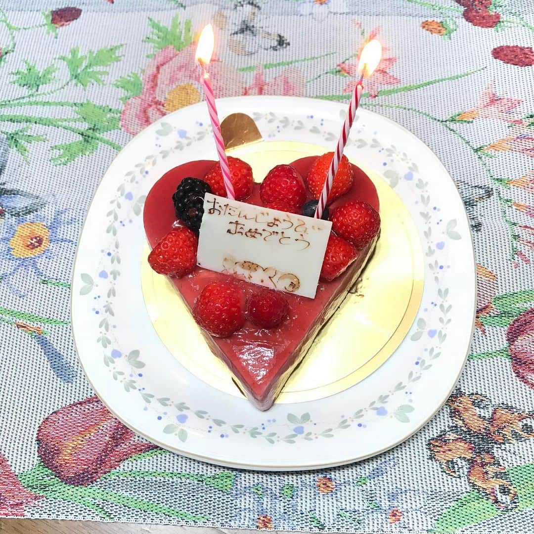 岡村孝子さんのインスタグラム写真 - (岡村孝子Instagram)「今日は第二の誕生日です。  2才になりました〜！！ 2019年　7/29に臍帯血移植をしてから2年✨  昨年はここにいられることが、ただただ奇跡・・・でした。  今年はゆっくりゆっくりマイペースで活動できるまでになりました。  今は9/7(火)の復帰コンサートで皆さんと会える瞬間を思い浮かべてワクワクしながら過ごしています🥺  day 730」7月29日 17時37分 - okamuratakako_official