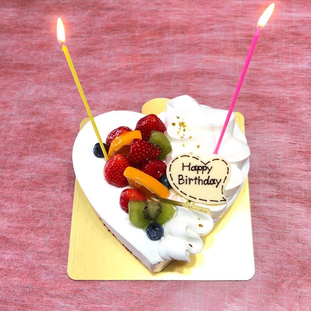 岡村孝子さんのインスタグラム写真 - (岡村孝子Instagram)「今日は第二の誕生日です。  2才になりました〜！！ 2019年　7/29に臍帯血移植をしてから2年✨  昨年はここにいられることが、ただただ奇跡・・・でした。  今年はゆっくりゆっくりマイペースで活動できるまでになりました。  今は9/7(火)の復帰コンサートで皆さんと会える瞬間を思い浮かべてワクワクしながら過ごしています🥺  day 730」7月29日 17時37分 - okamuratakako_official