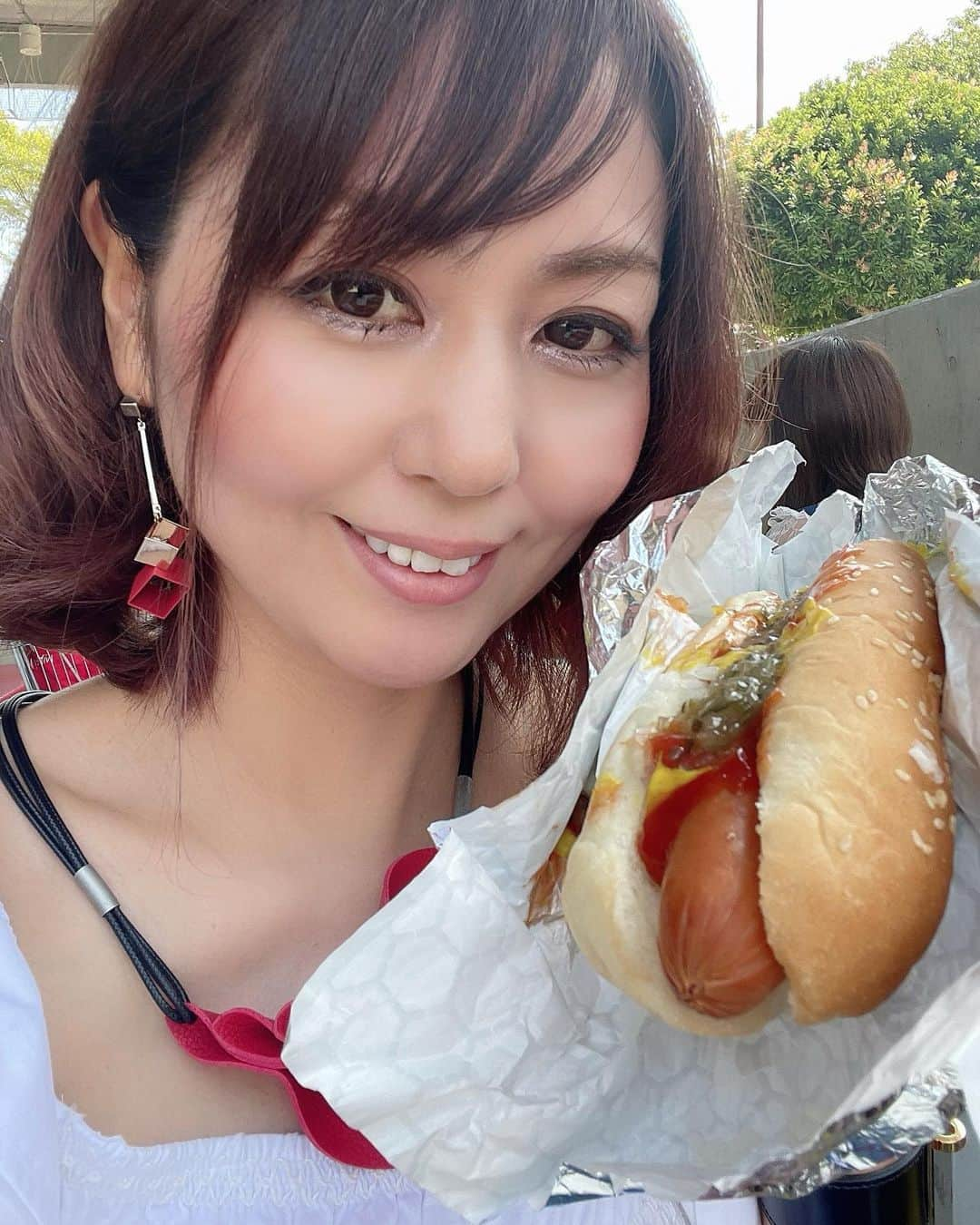 ikuさんのインスタグラム写真 - (ikuInstagram)「こんばんは♡ おつかれさまー♡  コストコのハンバーガーおっきい🍔ガーデンバーガーやったかな！新商品らしくてパテが大豆で作られてるらしい〜あっさりしてたよ🍔 ホットドックも安いねー！ この大きさで飲み物付きで190円❣️❣️初めて食べたけど美味しかった😋💓 ソフトクリームもたっぷりで240円やってー‼️🍦‬笑 やっぱ食べるの好きやわ😂 今日の晩御飯はコストコ尽くし笑  ・ ・ #コストコ#楽しい#ハンバーガー#ホットドック#今日のランチ#ジャンクフード#いつもありがとう」7月29日 17時50分 - cheriee515